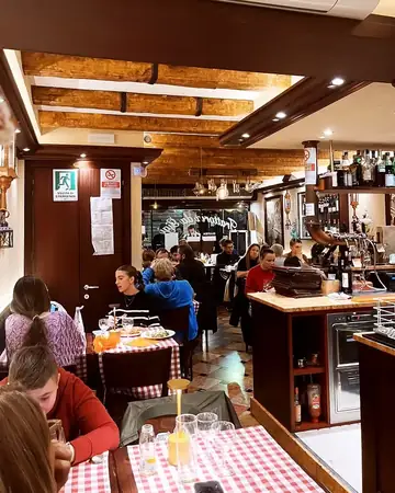 The dining room and bar at Trattoria Da Gigi